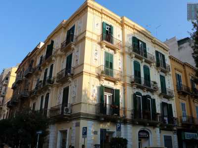 Su via Manzoni passeggiamo tra palazzi in stile liberty, alcuni ristrutturati ed eleganti...